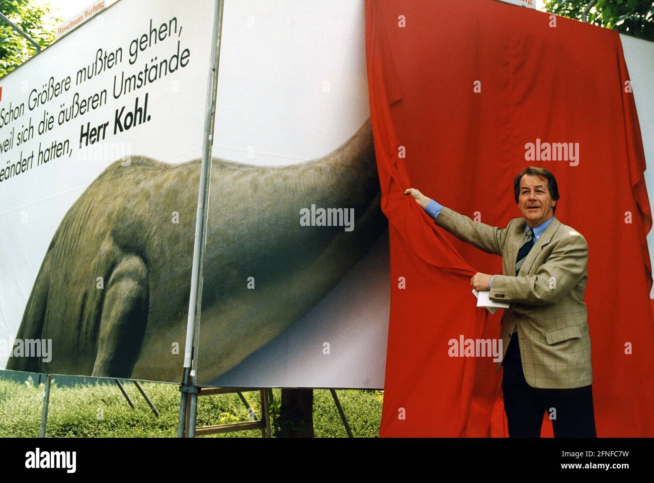 "Franz Müntefering, l'esecutivo federale del PD, presenta un nuovo poster elettorale del DOCUP che recita: "Anche più persone hanno dovuto lasciare perché le circostanze esterne erano cambiate, signor Kohl". [traduzione automatizzata]" Foto Stock