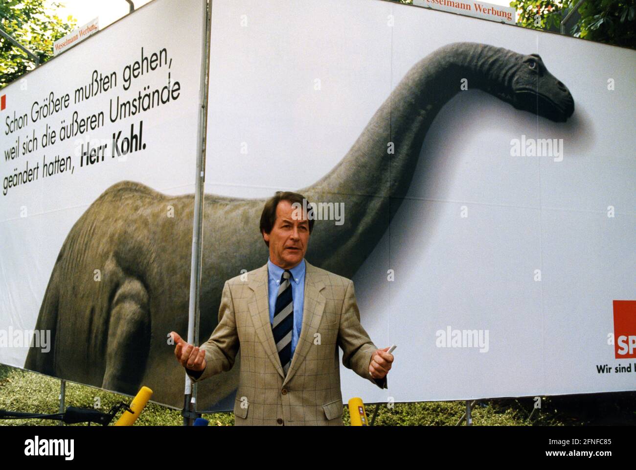 "Franz Müntefering, il direttore federale della SPD, presenta il poster della nuova campagna elettorale. Si legge: "Anche più persone hanno dovuto lasciare perché le circostanze esterne erano cambiate, onorevole Kohl. [traduzione automatizzata]" Foto Stock