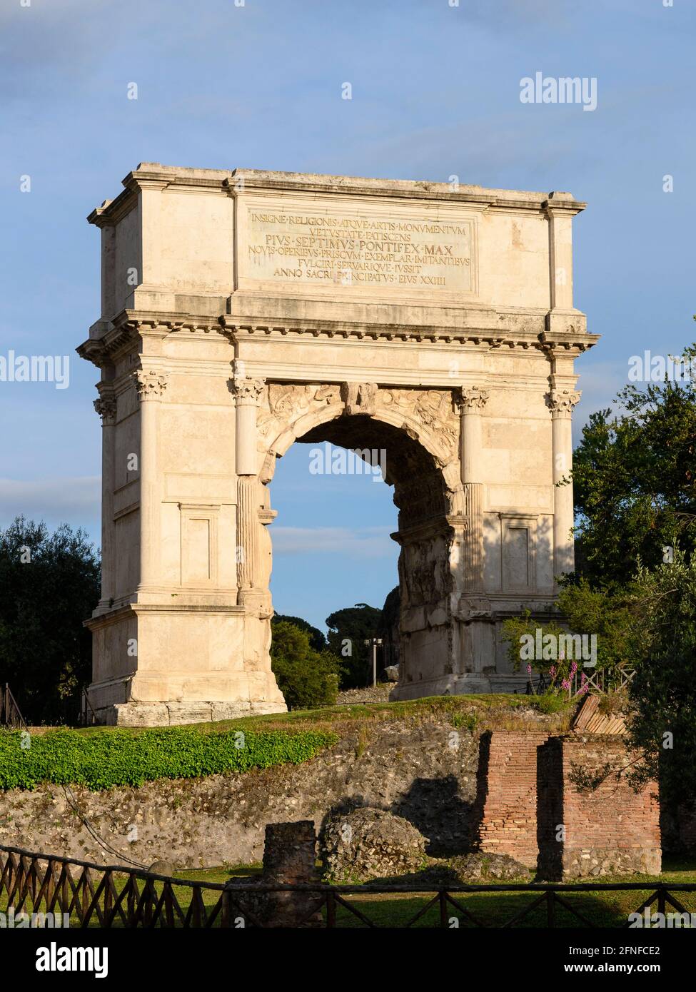 Roma. Italia. L'Arco di Tito (Arco di Tito) i sec. d.C., sulla Via Sacra del Foro Romano. Costruito dall'Imperatore Romano Domiziano per commemorarlo Foto Stock