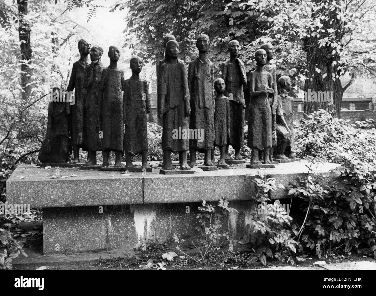 Il gruppo di figure su Große Hamburger Straße a Berlino commemora gli ebrei deportati da qui ai campi di concentramento di Auschwitz e Theresienstadt. I socialisti nazionali utilizzarono la casa di riposo della comunità ebraica che si trova qui come punto di raccolta per i cittadini ebrei di Berlino. Il memoriale si trova in questo sito dal 1984. [traduzione automatizzata] Foto Stock