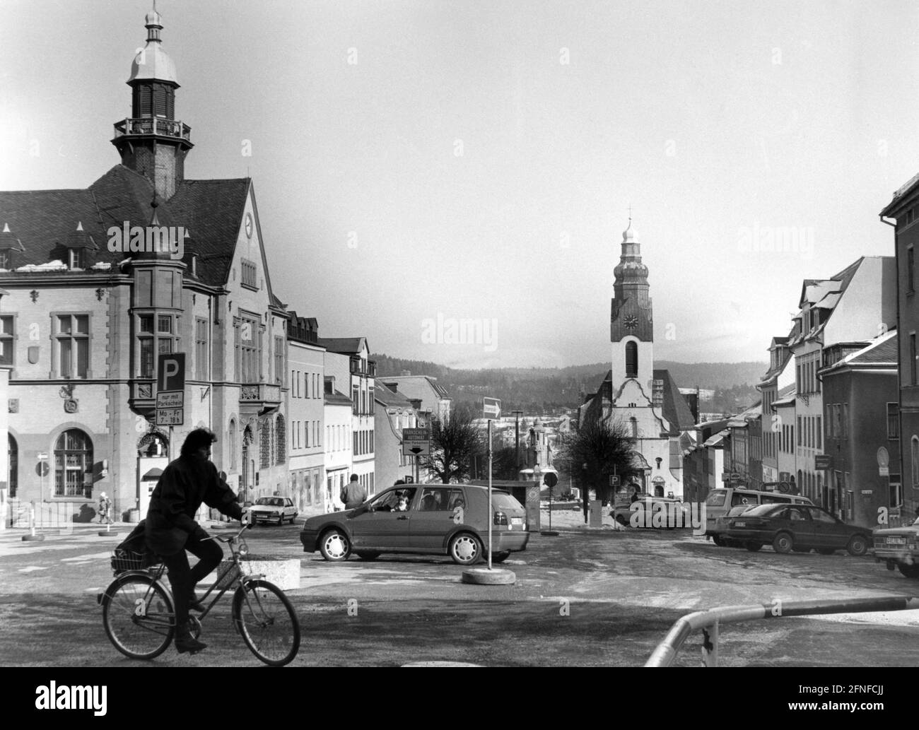 Mercato di Adorf con il municipio (a sinistra) e la chiesa del monastero sullo sfondo, Sassonia, inverno 1993. [traduzione automatizzata] Foto Stock