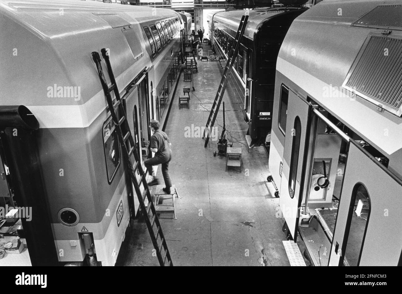 Assemblaggio in bianco di vetture a due piani per il servizio regionale DB a Monaco. Lo stabilimento di Görlitz era un'attività della Deutsche Wagonbau AG, che è nata dalla VEB Kombinat Schierenfahrzeugbau der DDR. [traduzione automatizzata] Foto Stock