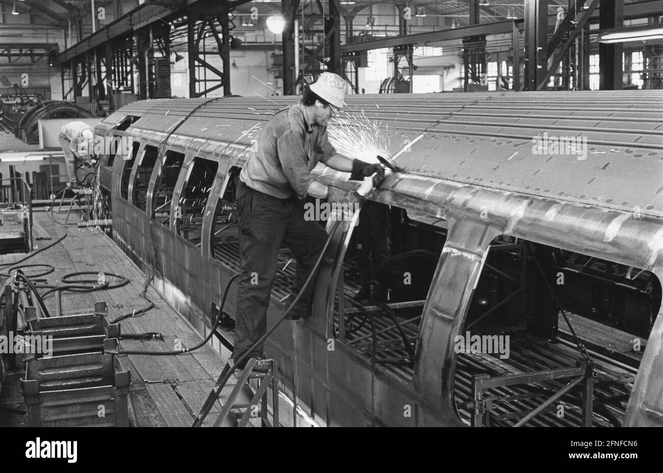 Assemblaggio in bianco di vetture a due piani per il servizio regionale DB a Monaco. Lo stabilimento di Görlitz era un'attività della Deutsche Wagonbau AG, che è nata dalla VEB Kombinat Schierenfahrzeugbau der DDR. [traduzione automatizzata] Foto Stock