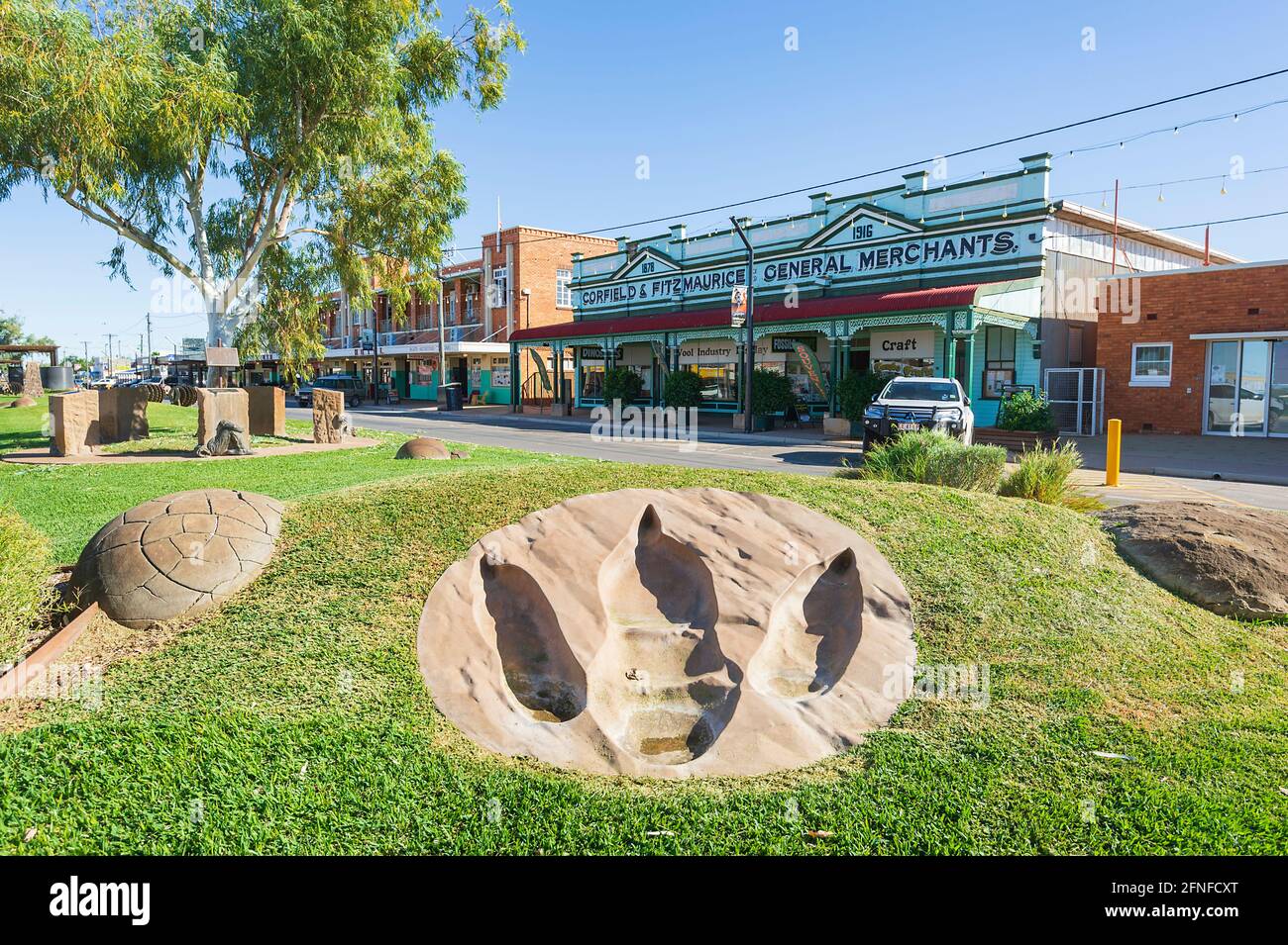 Scultura di un'impronta di dinosauro, un'attrazione turistica nella strada principale di Winton, Queensland centrale, QLD, Australia. Foto Stock