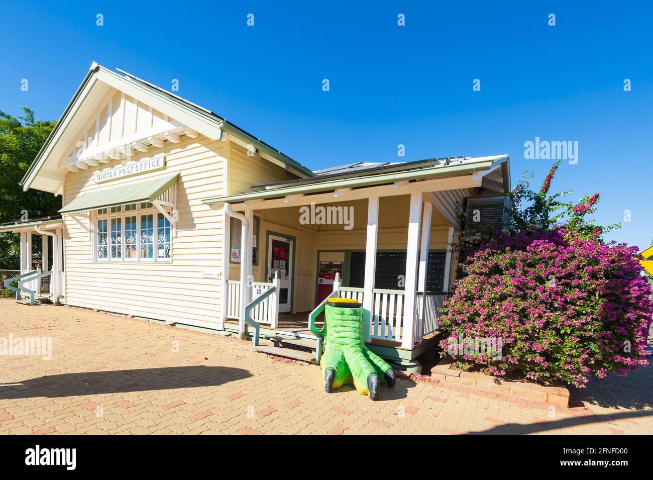 Vecchio edificio in legno bianco dell'Ufficio postale di Winton, con un piede di dinosauro come bidone della spazzatura, Winton, Queensland centrale, QLD, Australia Foto Stock