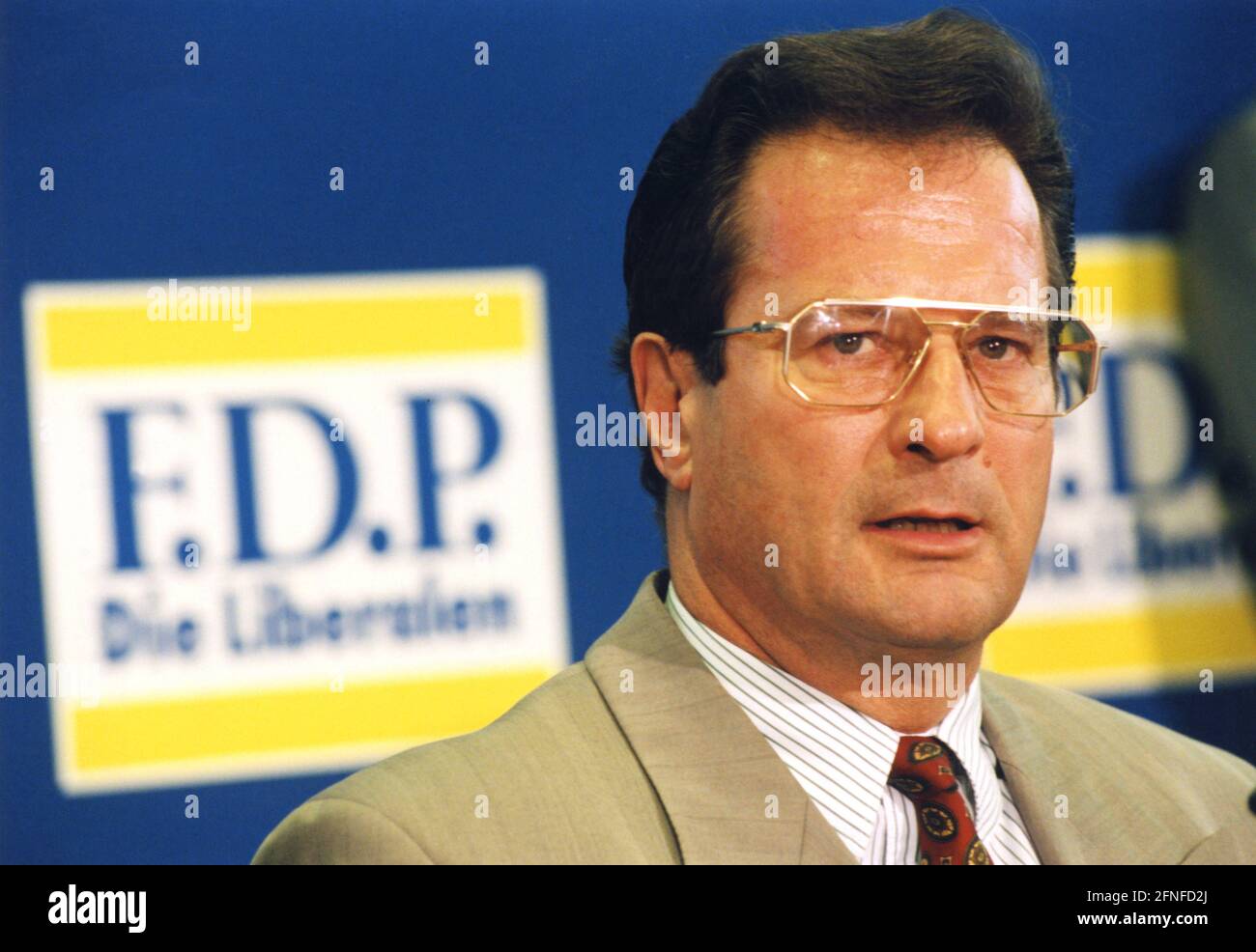 Dr. Klaus Kinkel, dimissioni da presidente F.D.P. a Bonn [traduzione automatizzata] Foto Stock