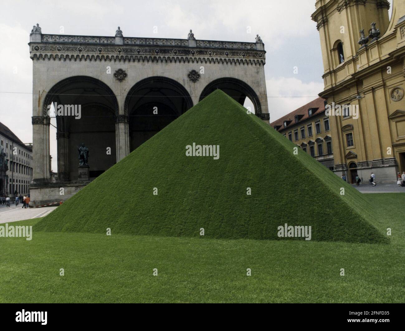 'Insatallation su Odeonsplatz per attirare l'attenzione sulla mostra ''Verde tra le città''. Nel 1816 re Ludwig i commissionò all'architetto Leo von Klenze di progettare Ludwigstrasse e una piazza centrale per rendere più splendido il percorso dalla Residenz via Fürstenweg (ora Brienner Strasse) al Palazzo di Nymphenburg. La Feldherrnhalle è una loggia classica situata all'estremità meridionale dell'Odeonsplatz. Re Ludwig i commissionò a Friedrich von Gärtner la costruzione della Feldherrnhalle dal 1841 al 1844, che fu modellata sulla Loggia dei Lanzi di Firenze. [traduzione automatizzata]" Foto Stock