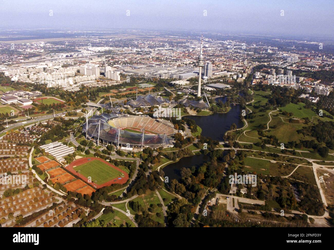 Vista sul Parco Olimpico di Monaco. Da sinistra. Parkharfe, Werner-von-Linde-Halle, Stadio Olimpico, Sala Olimpica, Sala Olimpica, Olympic Lake, Olympic Tower, BMW a quattro cilindri. Sulla sinistra sullo sfondo il complesso sportivo della Central University e il Villaggio Olimpico. Sulla destra la collina olimpica. [traduzione automatizzata] Foto Stock