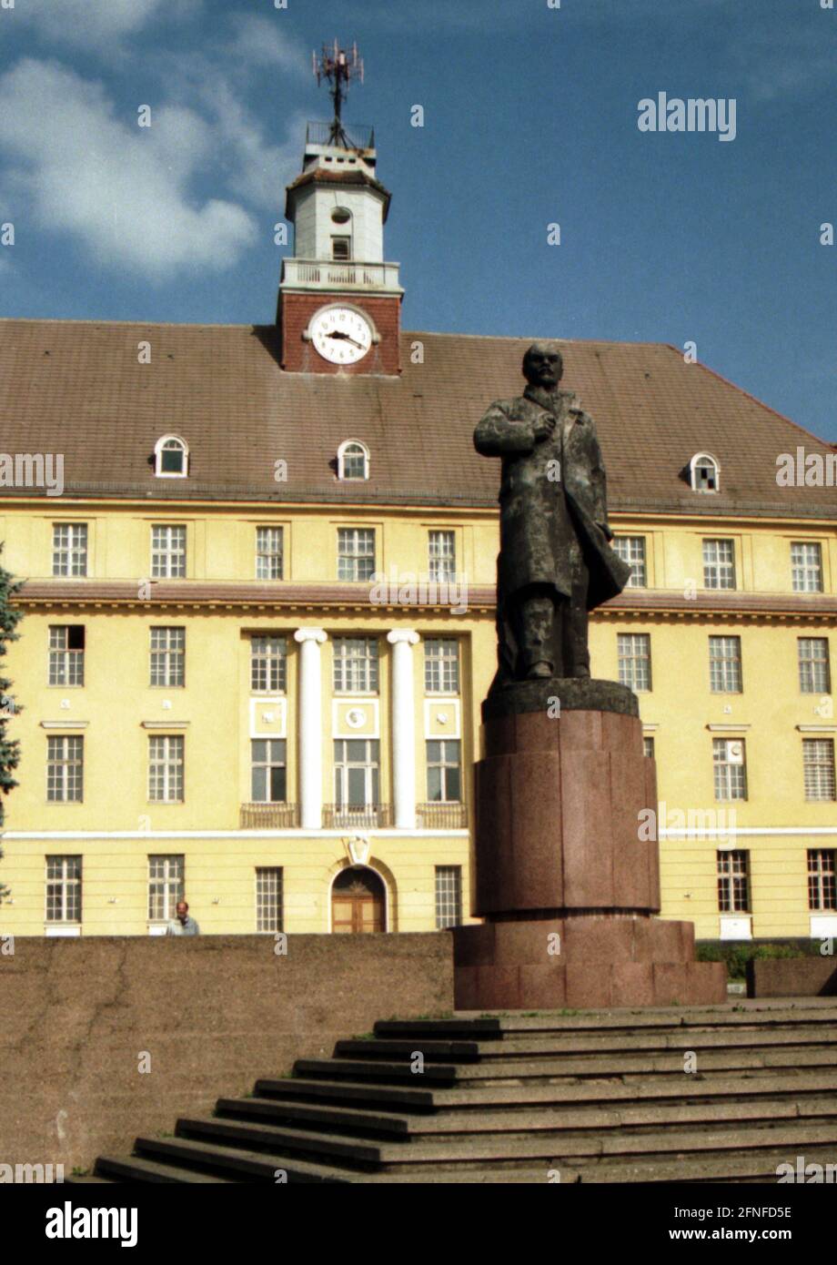 Data di registrazione: 22.09.1996 Casa di ufficiali nell'ex quartier generale delle forze armate russe a Wünsdorf, sede del comandante in capo del gruppo occidentale, fino al 1990 gruppo delle forze armate sovietiche nella RDT (GSSD), di fronte all'edificio una statua di Lenin [traduzione automatizzata] Foto Stock