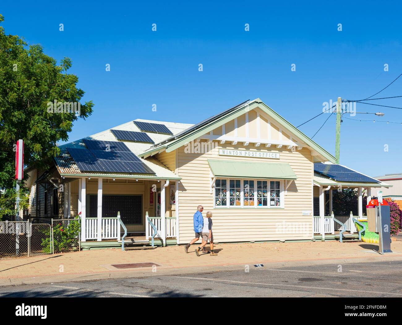 Due persone che camminano oltre il pittoresco vecchio Ufficio postale rurale, Winton, Queensland centrale, QLD, Australia Foto Stock