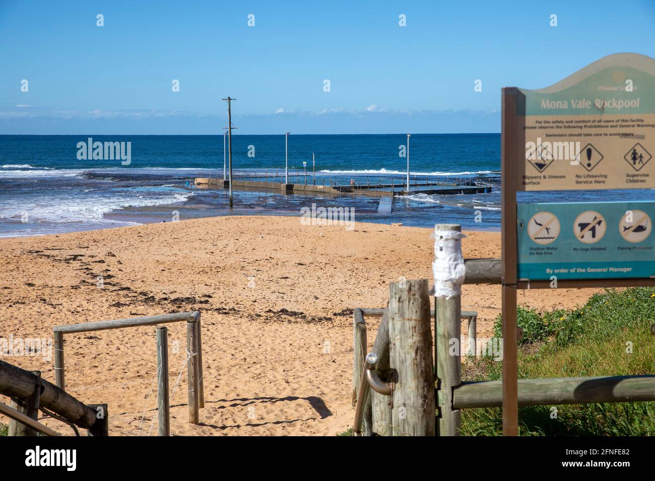 La spiaggia di Mona vale e la piscina di roccia dell'oceano per nuotare, Sydney, Australia nella giornata del cielo blu Foto Stock