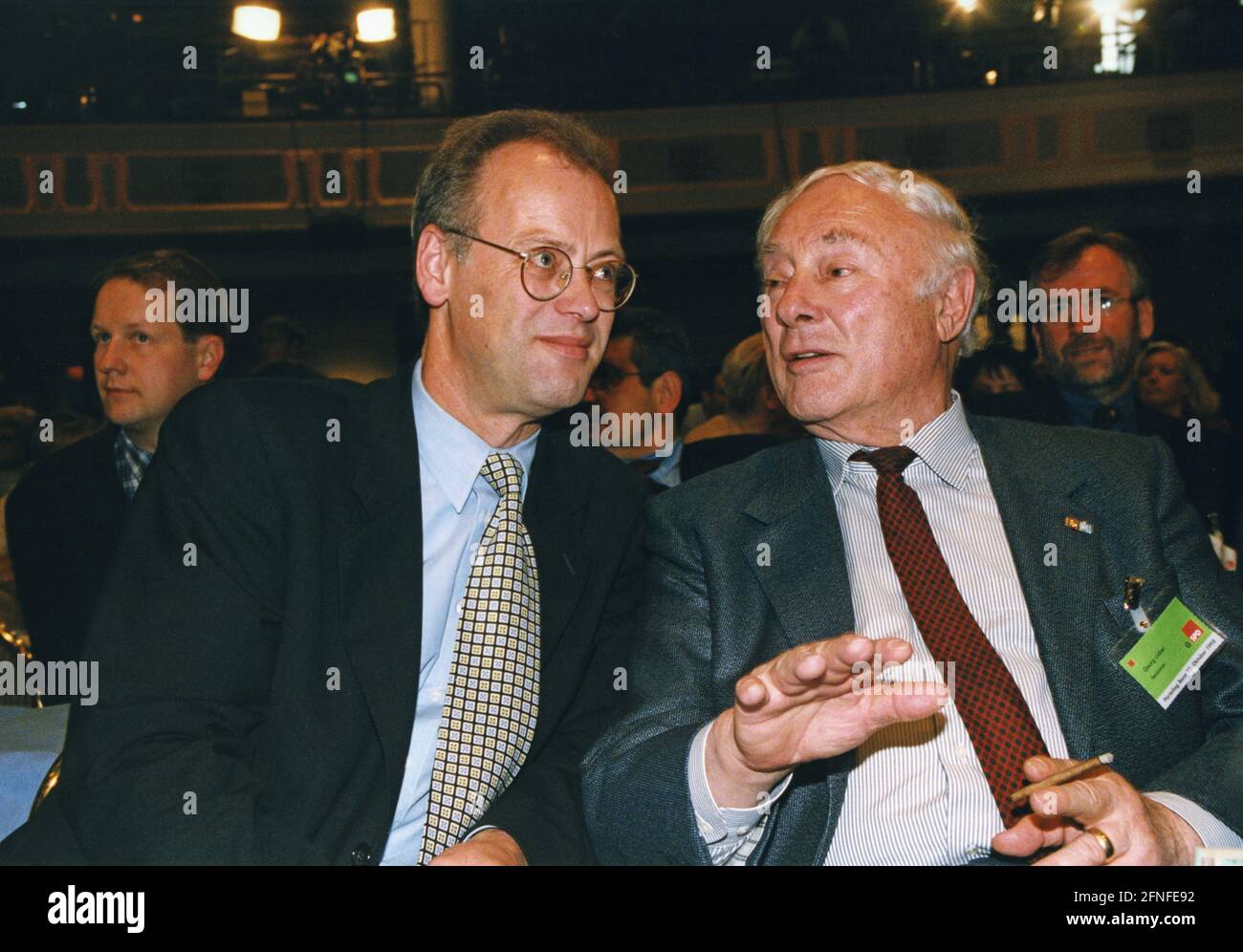 Questa foto mostra il Ministro federale della difesa designato Rudolf Scharping (a sinistra) e Georg Leber alla conferenza speciale del partito SPD a Bonn. [traduzione automatizzata] Foto Stock