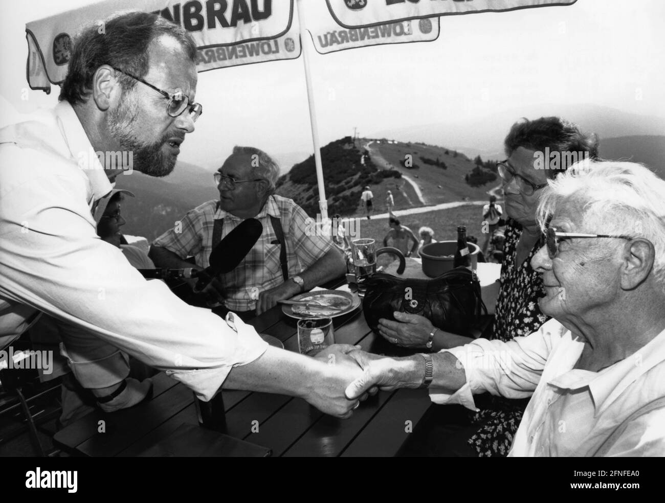 Rudolf Scharping, candidato SPD per il cancelliere (a sinistra), nel suo tour estivo in Germania. Questa fotografia lo mostra sulla cima della Wank vicino Garmisch-Partenkirchen parlando con un turista. [traduzione automatizzata] Foto Stock