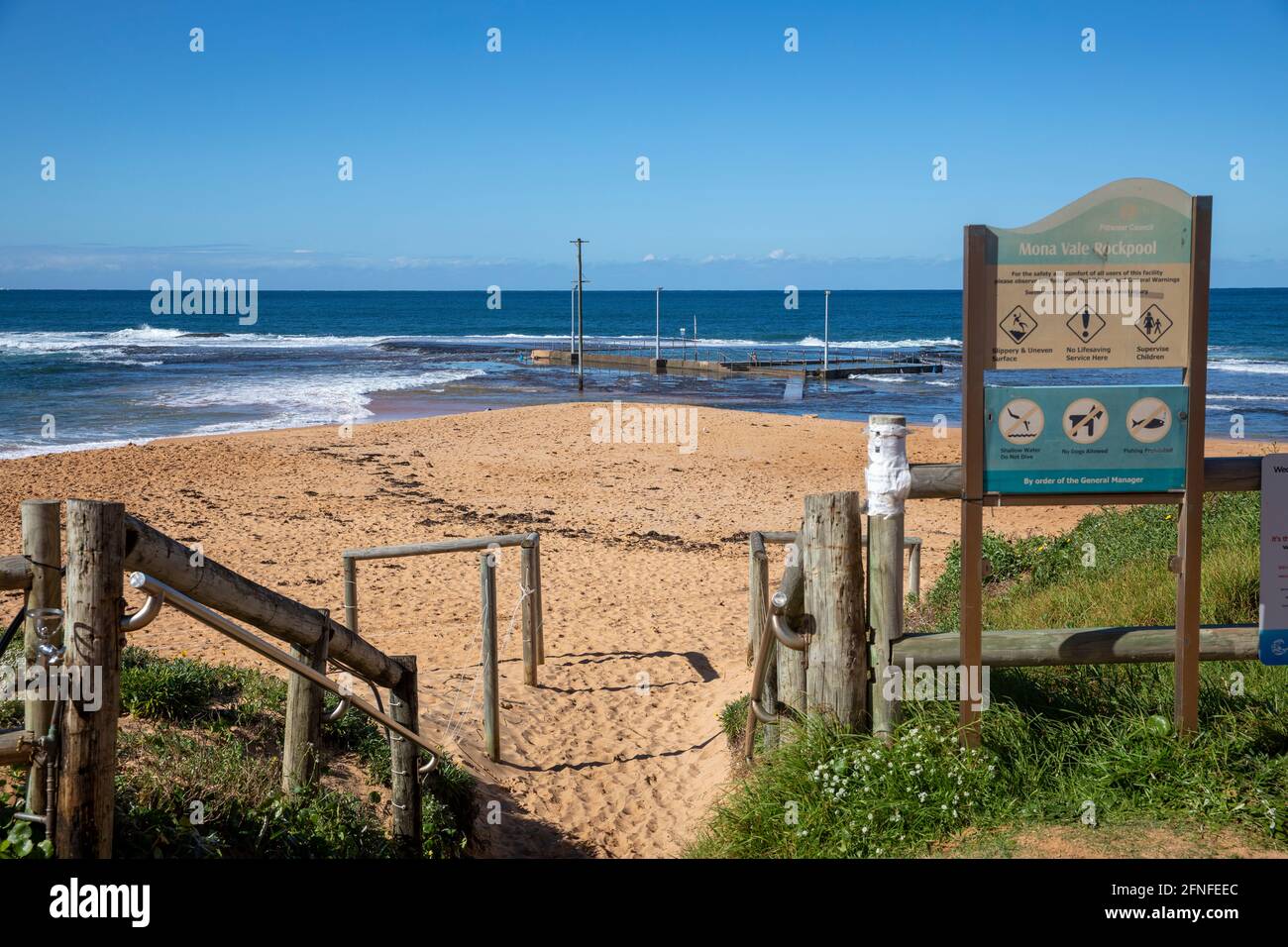 La spiaggia di Mona vale e la piscina di roccia dell'oceano per nuotare, Sydney, Australia nella giornata del cielo blu Foto Stock