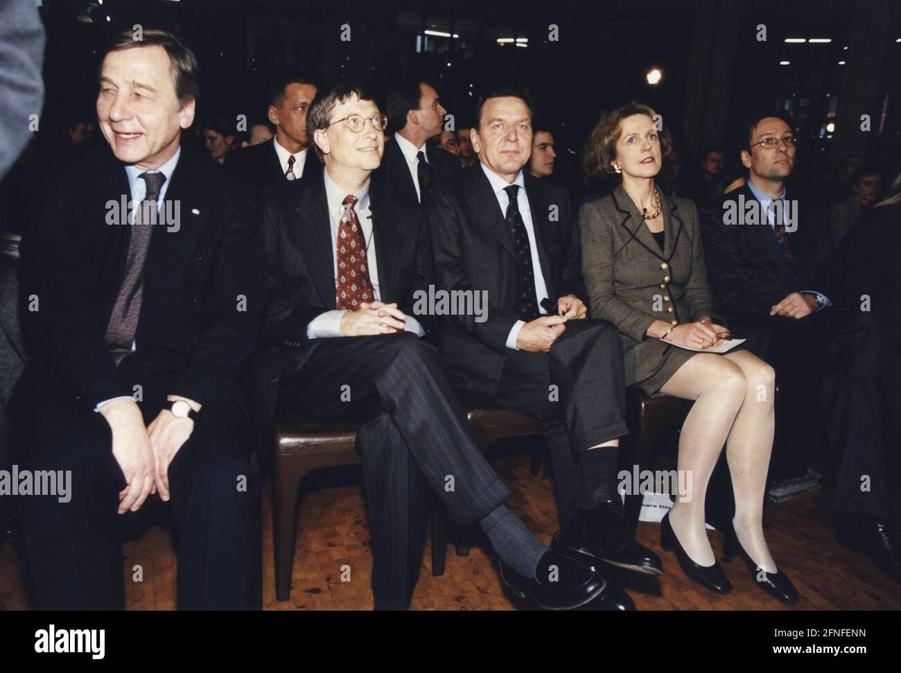Bill Gates, fondatore della Microsoft (a sinistra), e il cancelliere tedesco Gerhard Schröder alla cerimonia di premiazione per la progettazione di pagine Internet presso la Bonn-Beuel Comprehensive School. [traduzione automatizzata] Foto Stock