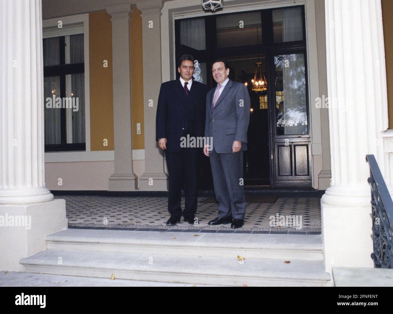 Il cancelliere austriaco Viktor Klima e il cancelliere tedesco Gerhard Schröder durante i preparativi per la riunione speciale dei capi di Stato e di governo a Pörtschach. Una politica estera e di sicurezza comune è stata discussa al vertice dell'Unione europea. [traduzione automatizzata] Foto Stock