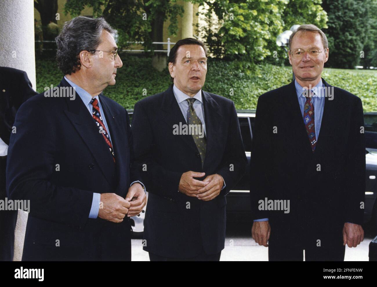 Questa fotografia mostra una riunione dei rappresentanti dei datori di lavoro e dei lavoratori e del Cancelliere federale Gerhard Schröder. Da sinistra: Il Presidente della Federazione delle Industrie tedesche Hans-OLAF Henkel, il Cancelliere Gerhard Schröder, il Presidente della Confederazione delle Associazioni dei datori di lavoro tedesche Dieter Hundt. [traduzione automatizzata] Foto Stock