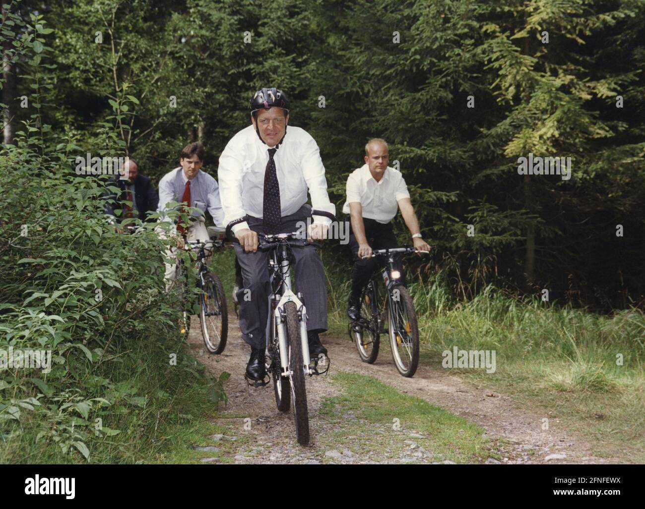 Gerhard Schröder, Ministro Presidente della bassa Sassonia, in un tour in mountain bike. [traduzione automatizzata] Foto Stock