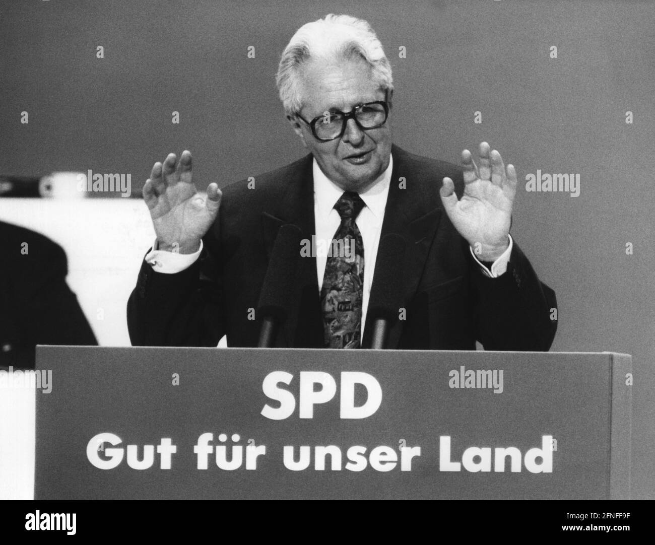 "Hans-Jochen Vogel dà il suo discorso di addio come leader del partito della SPD alla conferenza del partito di Brema nel maggio 1991, con l'iscrizione ''SPD - Good for our country'' sul leggio. [traduzione automatizzata]" Foto Stock
