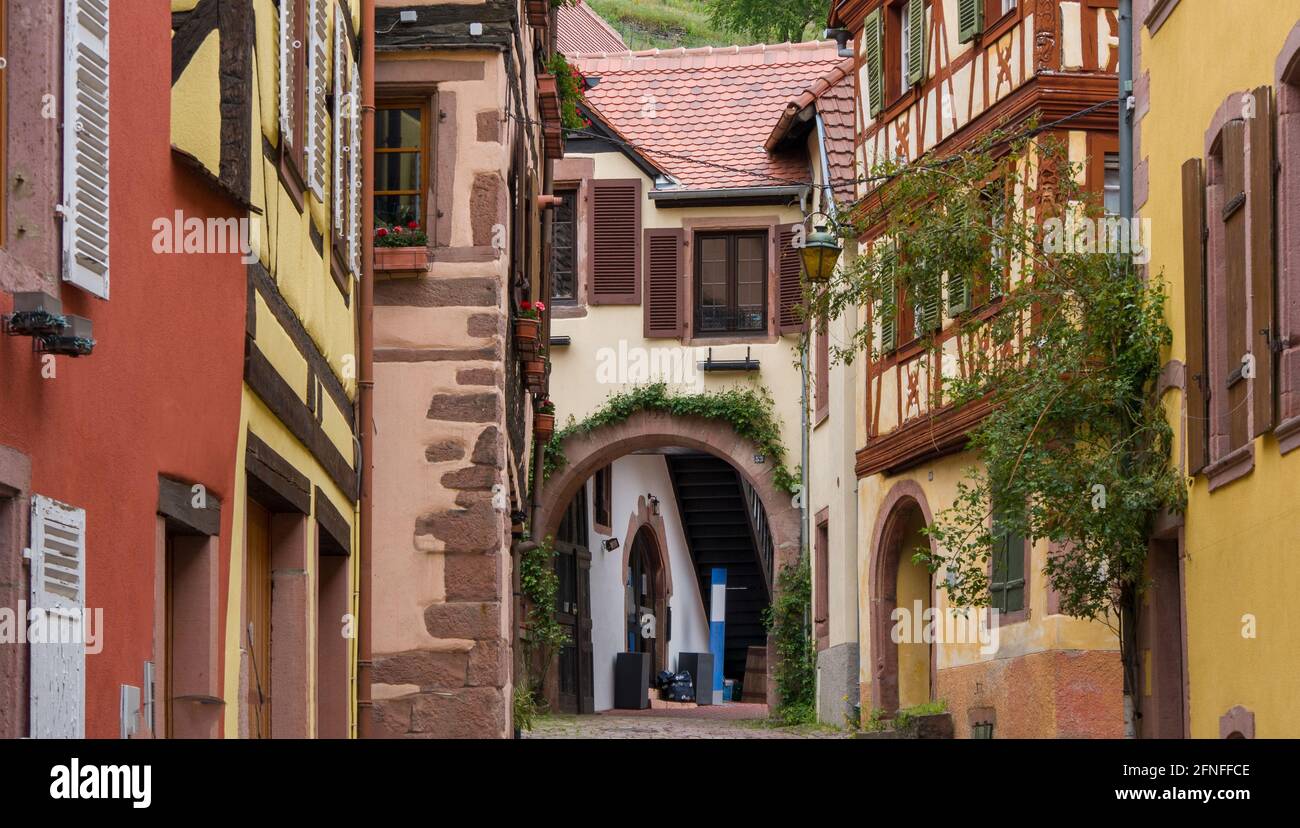 Piccola strada di un borgo medievale Foto Stock