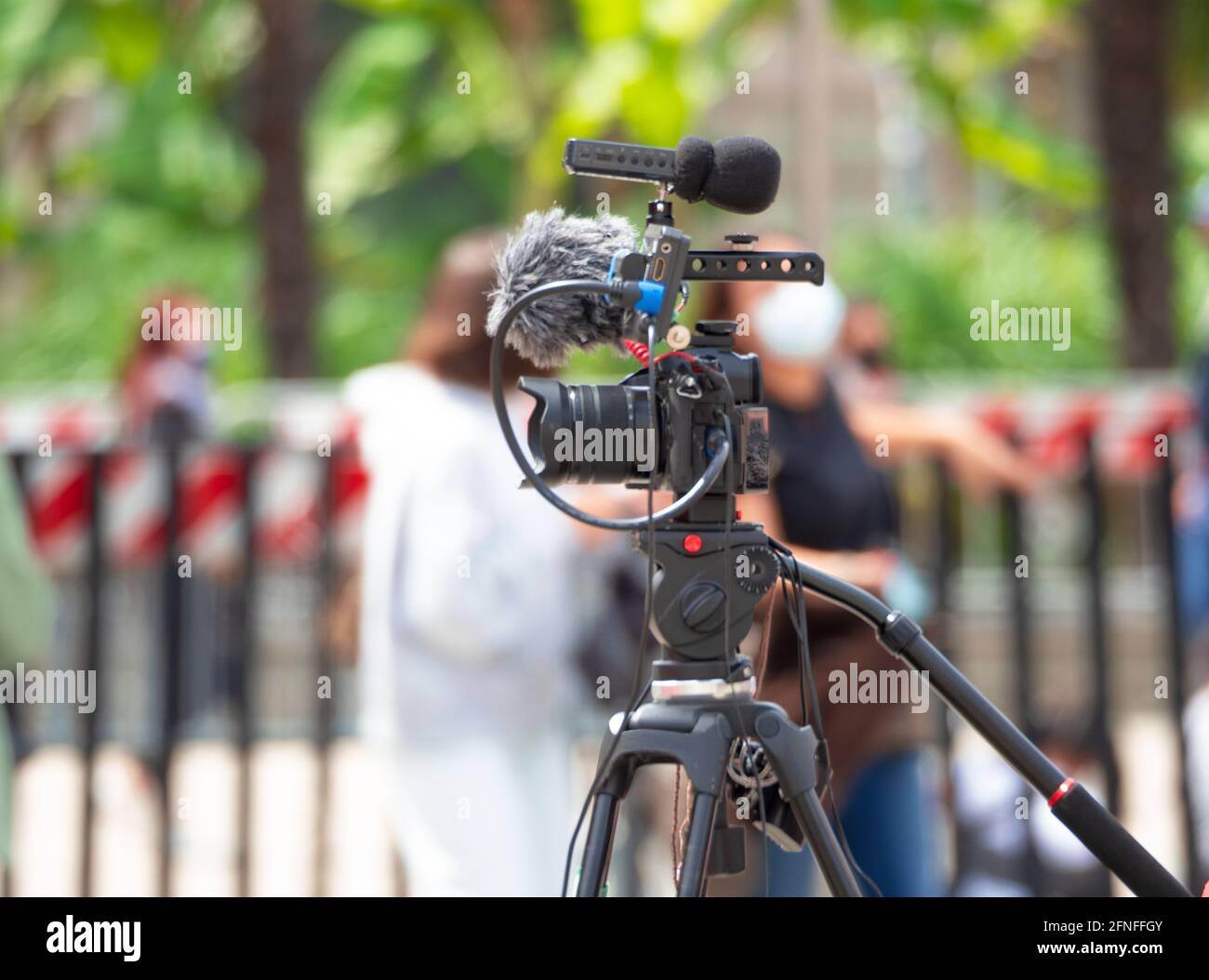 riprese video in esterni realizzate con un riflesso con microfono su treppiede. sfondo sfocato. Foto Stock