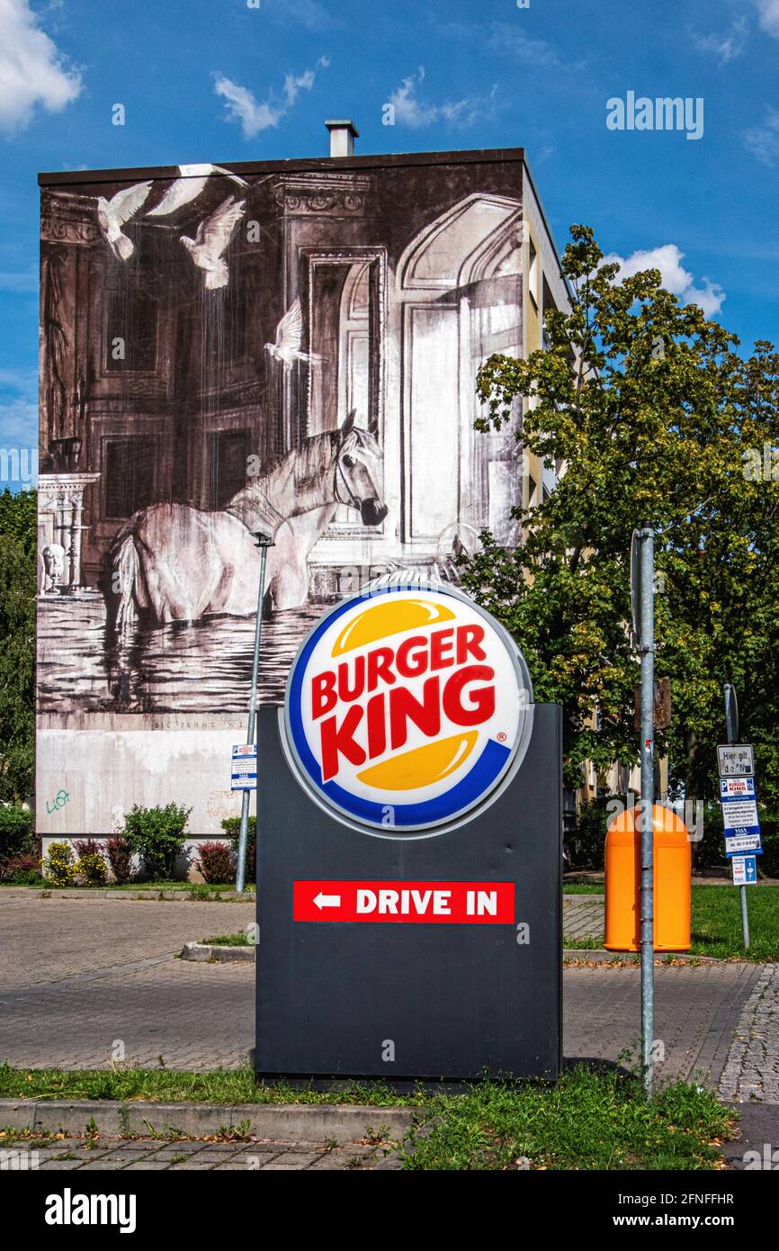 Burger King Drive in fast food outlet a Landsberger Allee 119, Prenzlauer Berg, Berlin.Mural dell'artista sudafricano Ricky Lee Gordon Foto Stock