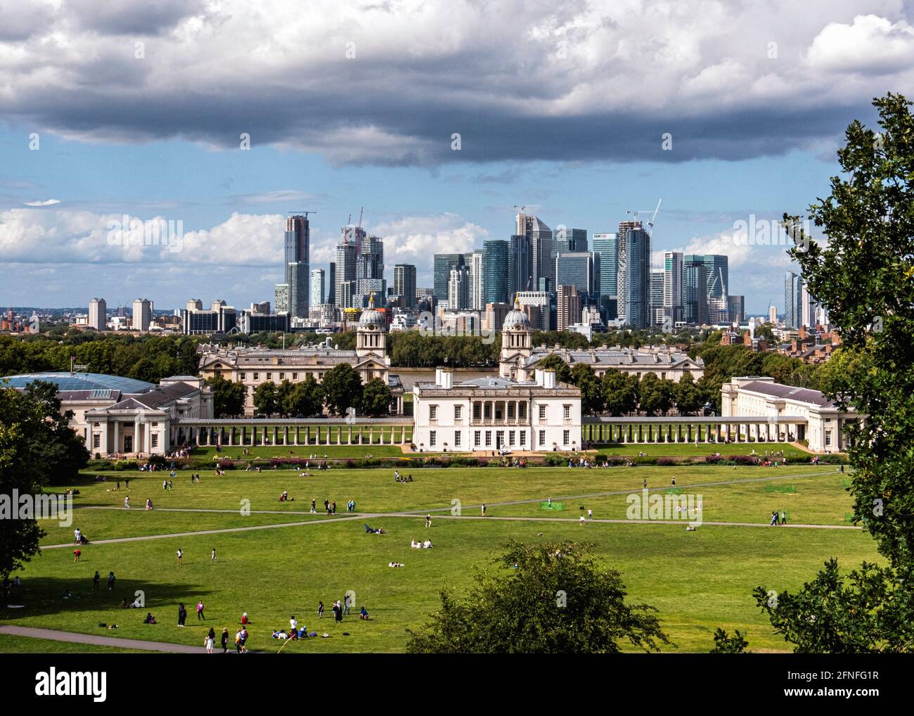 Londra Greenwich.Vista dal parco di Greenwich,Old Royal Naval College, Queen's House & Canary Wharf Banks & financial district su Isle of Dogs Foto Stock