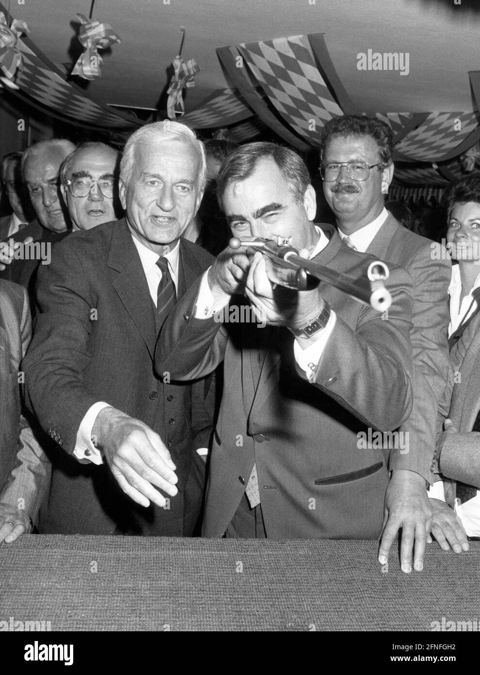 Il presidente federale Richard von Weizsäcker e il ministro federale delle finanze e il presidente della CSU Theodor Waigel in un poligono di tiro all'Oktoberfest. [traduzione automatizzata] Foto Stock