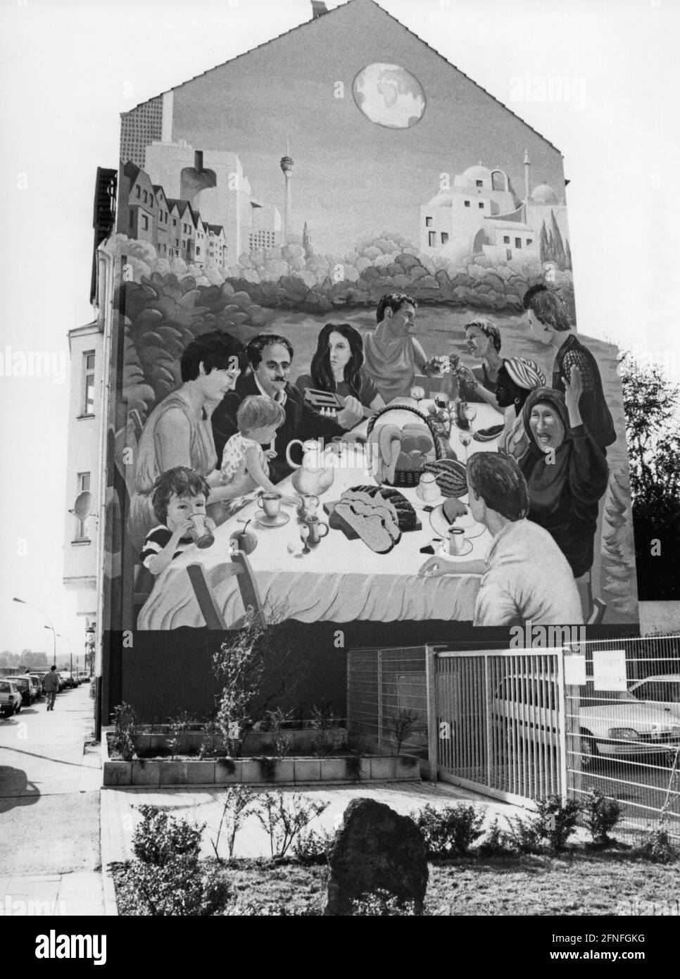 In una proprietà immobiliare per le persone socialmente svantaggiate a Theodorstraße, l'artista Dietmar Lindner ha catturato il tema della comprensione internazionale su un muro di casa. [traduzione automatizzata] Foto Stock
