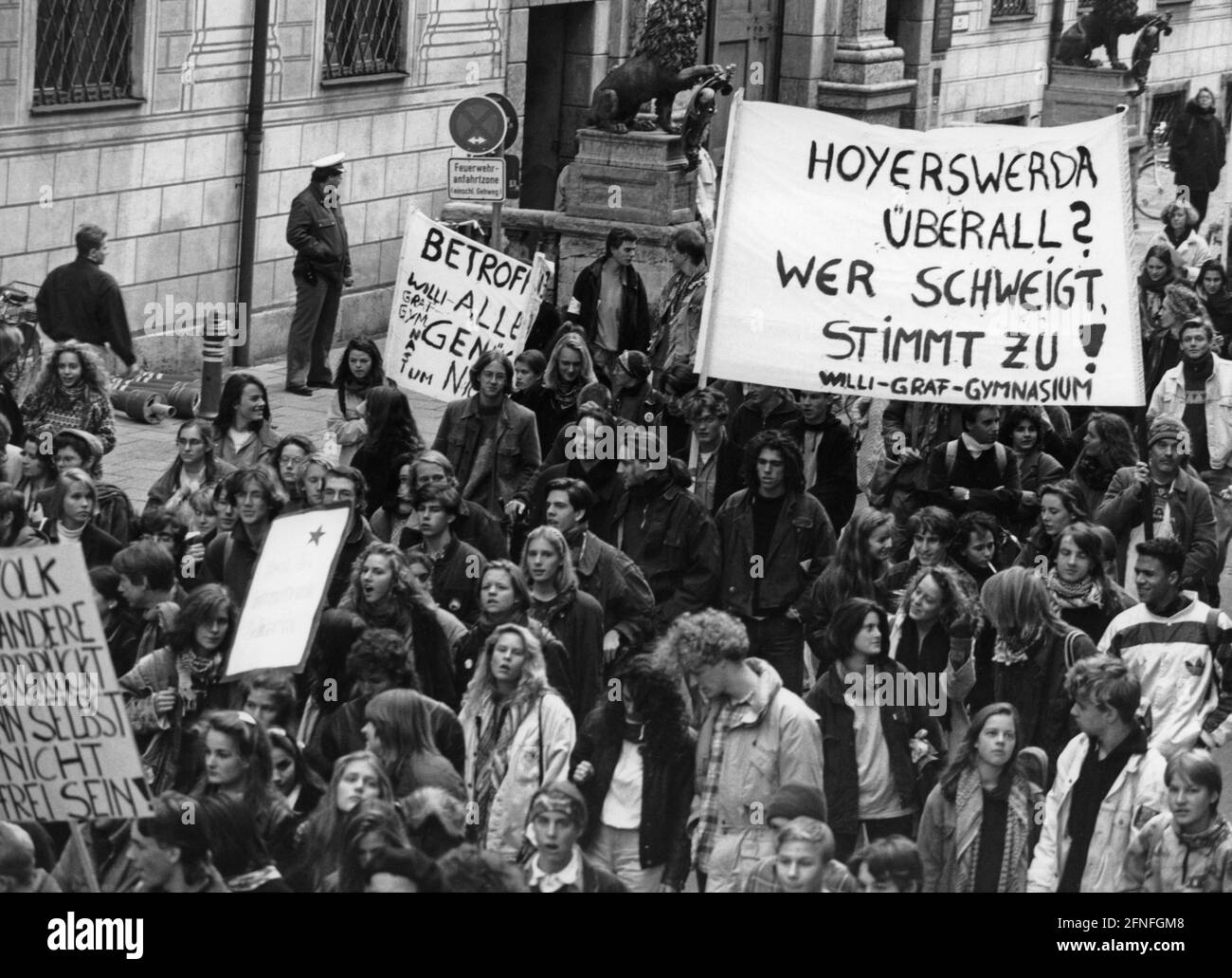 Durante una manifestazione contro la xenofobia, gli alunni del Willi-Graf-Gymnasium hanno marciato verso il centro di Monaco in occasione delle rivolte a Hoyerswerda in Sassonia (banner). [traduzione automatizzata] Foto Stock