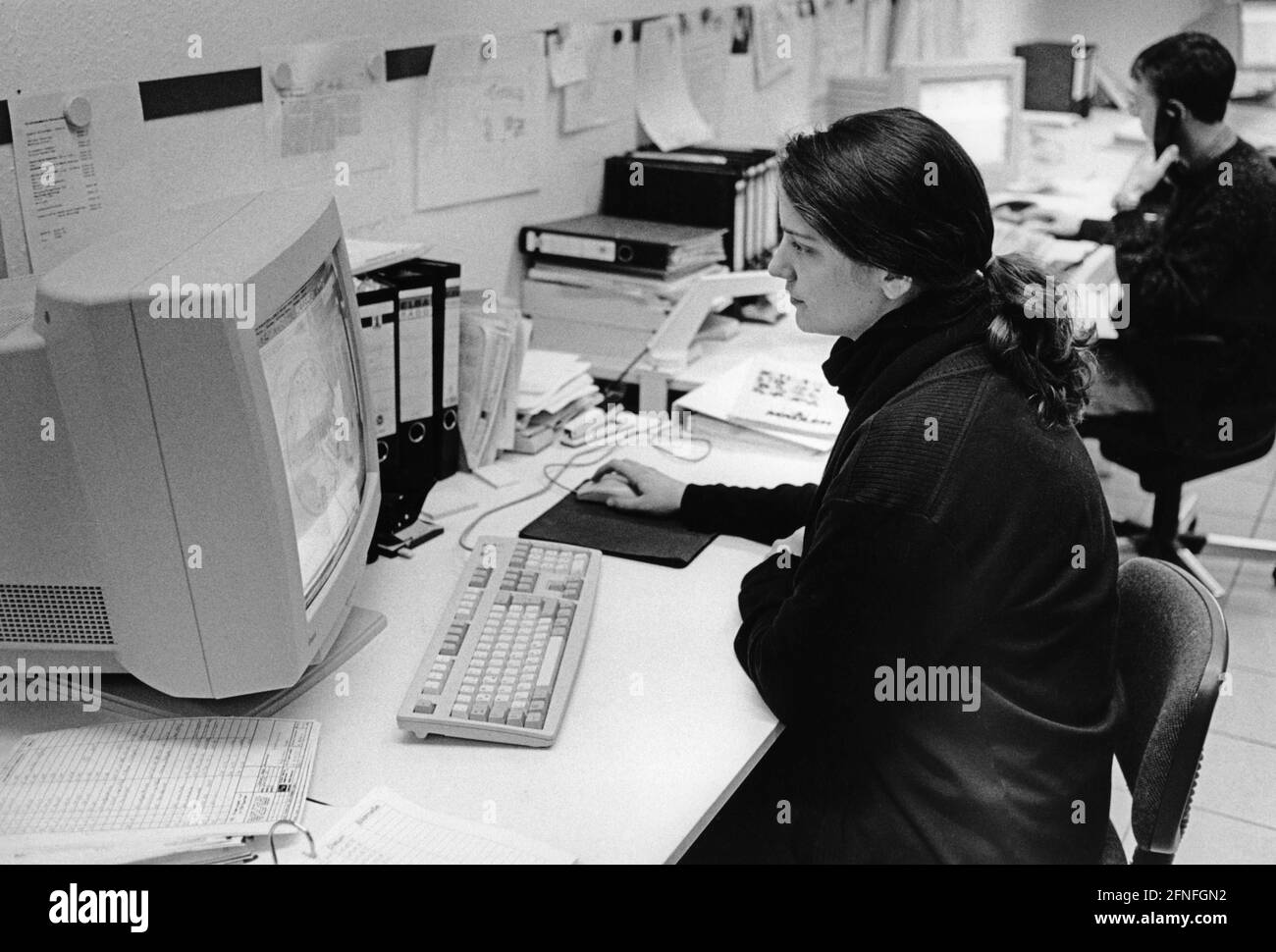 Un lavoratore in ufficio sta lavorando al computer in ufficio. [traduzione automatizzata] Foto Stock