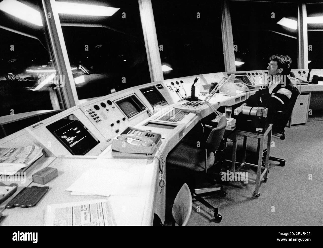 Un controllore del traffico aereo nella torre di controllo dell'aeroporto di Ginevra-Cointrin. [traduzione automatizzata] Foto Stock