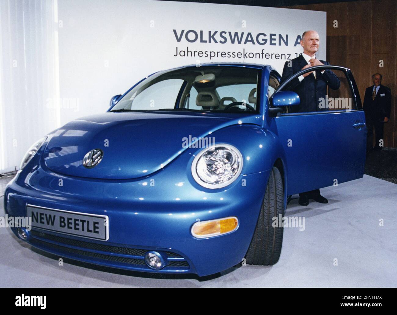 L'allora Presidente del Consiglio di Amministrazione di Volkswagen con il nuovo Beetle alla conferenza stampa annuale del Gruppo. [traduzione automatizzata] Foto Stock