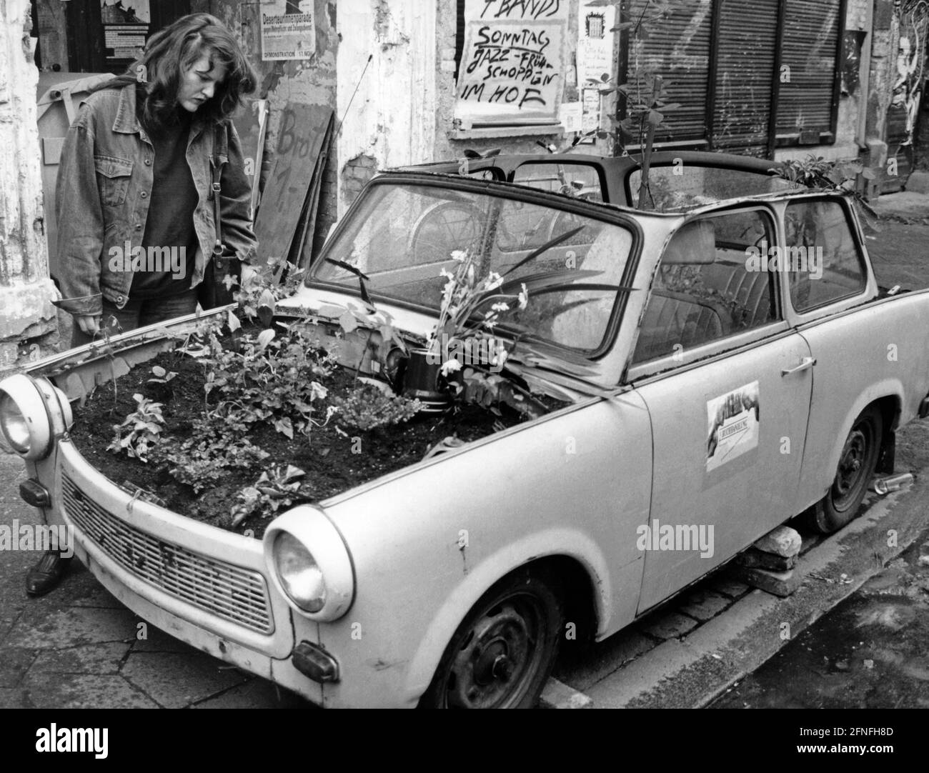 Un Trabant 601 a sinistra sul lato della strada è riutilizzato come un letto di fiori a Tucholskystraße a Berlino-Mitte. Dopo la caduta del muro, molti veicoli prodotti dalla DDR sono stati semplicemente abbandonati dai loro proprietari. [traduzione automatizzata] Foto Stock