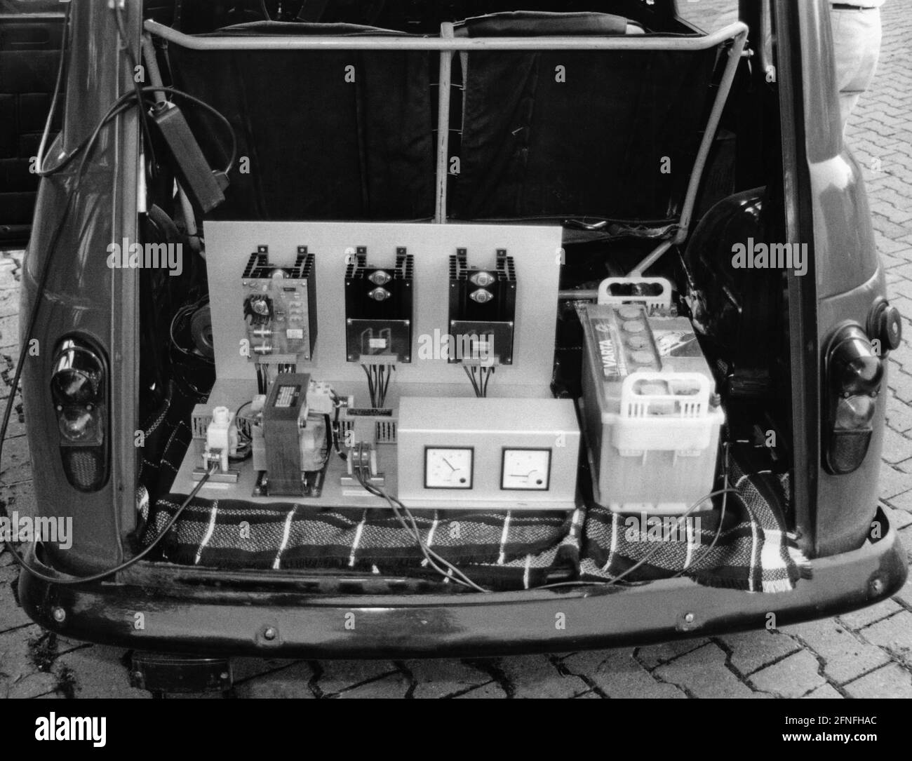 Una batteria e un'elettronica di controllo nel bagagliaio di una Renault R4 con trazione elettrica. [traduzione automatizzata] Foto Stock