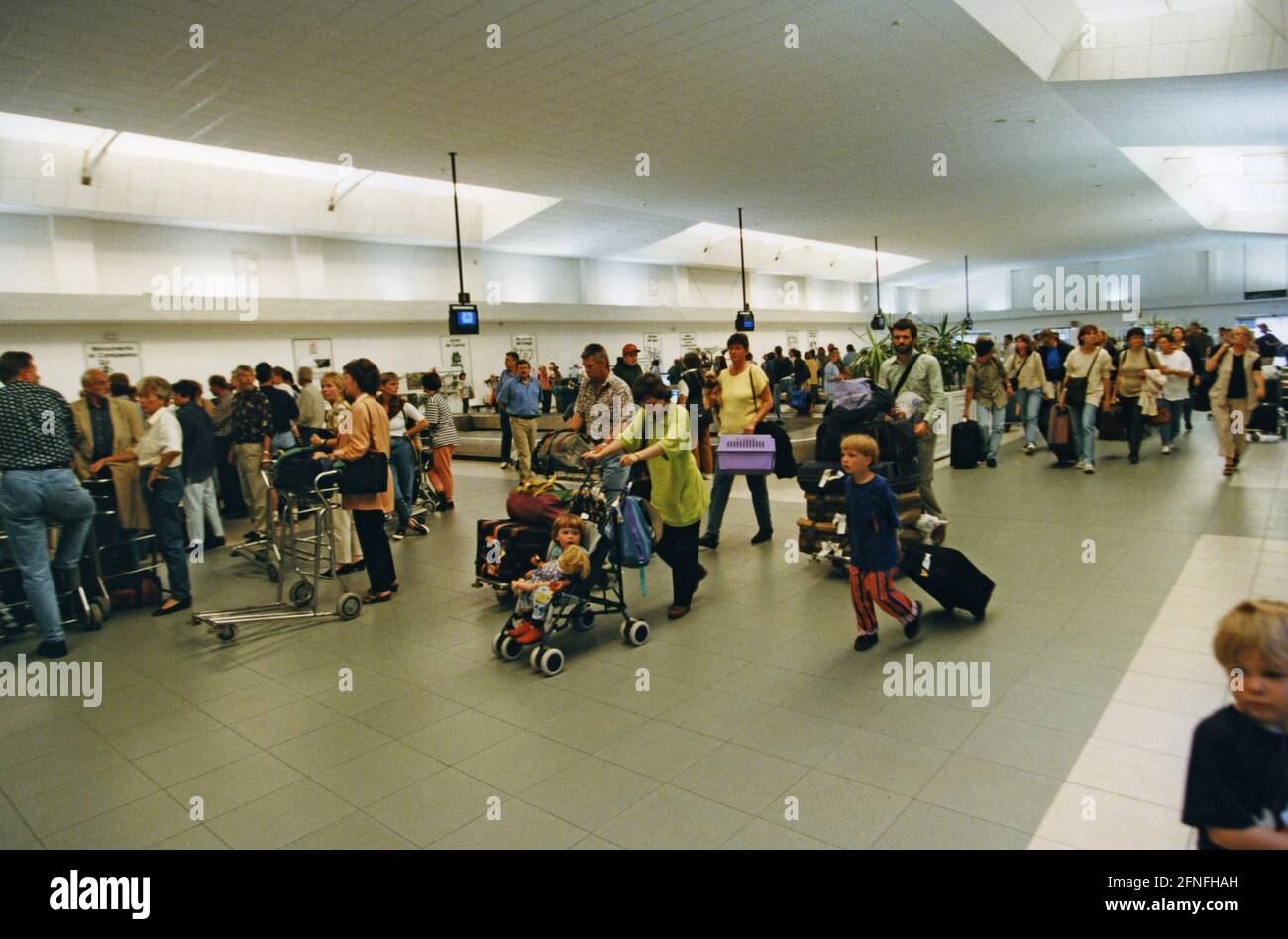 Viaggiatori nella sala bagagli dell'aeroporto di Lanzarote. Dopo  l'atterraggio, i turisti aspettano i trasportatori bagagli. [traduzione  automatizzata] Foto stock - Alamy