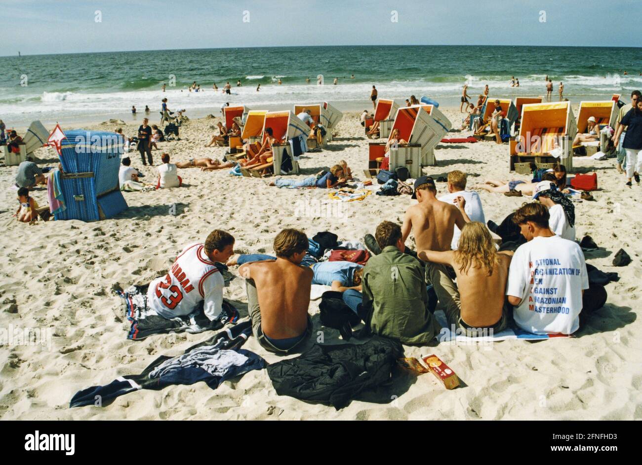 Turisti sulla spiaggia di Westerland sull'isola di Sylt. [traduzione automatizzata] Foto Stock