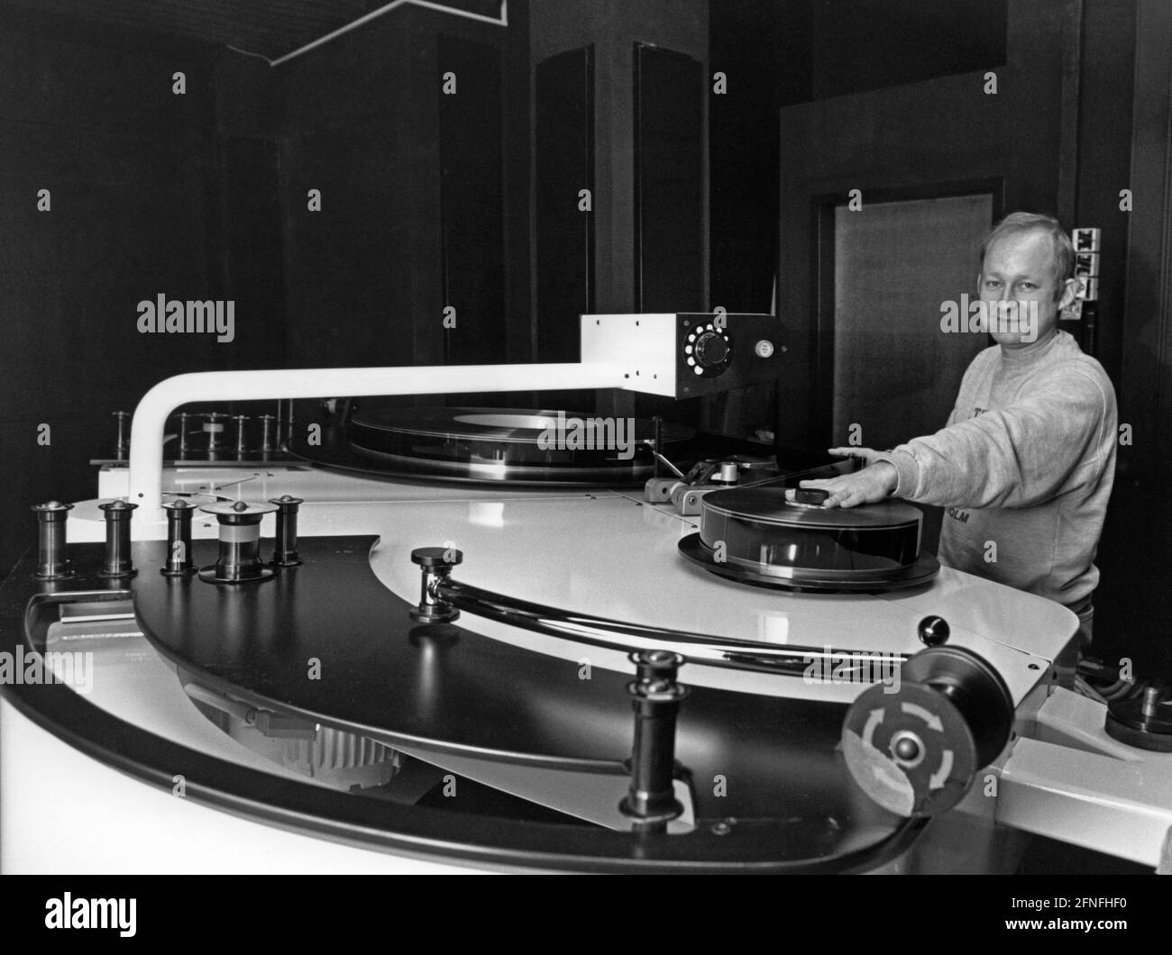 "Questa foto mostra l'attrezzatura di trasporto di film da 70 mm nel cinema IMAX di Monaco. Il cinema IMAX era una delle principali attrazioni del ''Forum Technik'' al Deutsches Museum di Monaco. Lo schermo del cinema IMAX è di 16 x 22 metri e quindi si può produrre un'immagine di proiezione che è dieci volte più grande di altri cinema all'epoca. [traduzione automatizzata]" Foto Stock