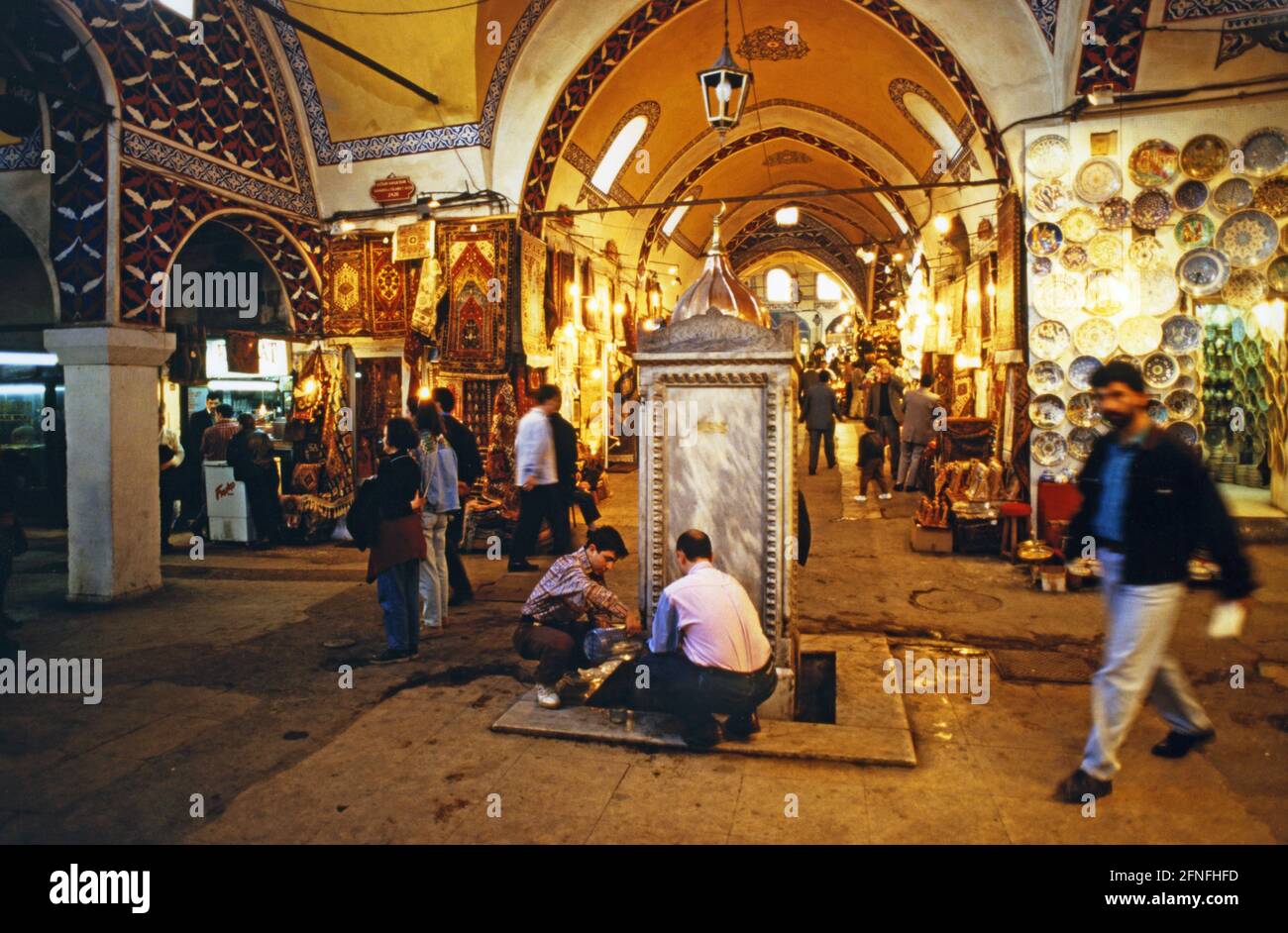 Fontana d'acqua nel Grand Bazaar di Istanbul. [traduzione automatizzata] Foto Stock