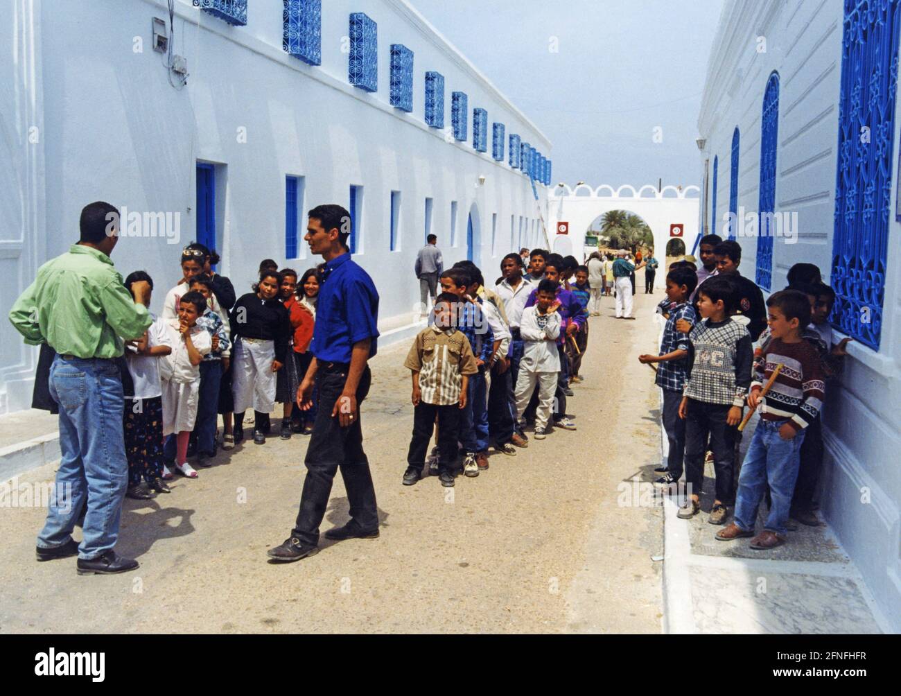Una scuola in Tunisia in un viaggio sul campo di fronte ad un museo. [traduzione automatizzata] Foto Stock