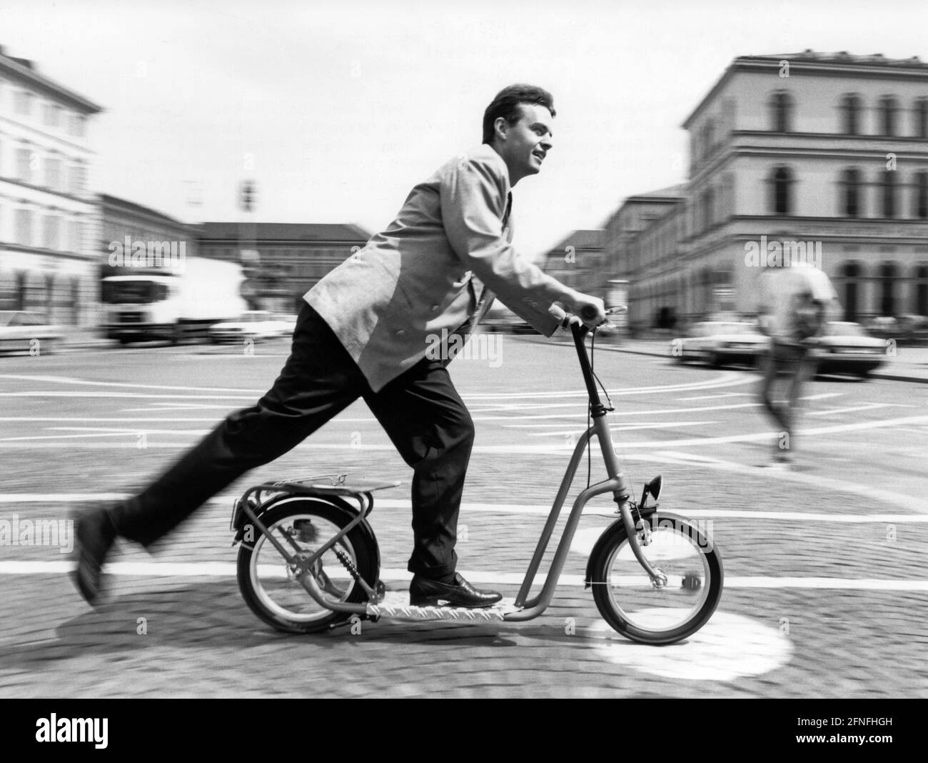 "Un 'Treetline Cruiser' all'Odeonsplatz di Monaco, in quel momento in vendita presso il negozio di giocattoli Schlichting. [traduzione automatizzata]" Foto Stock
