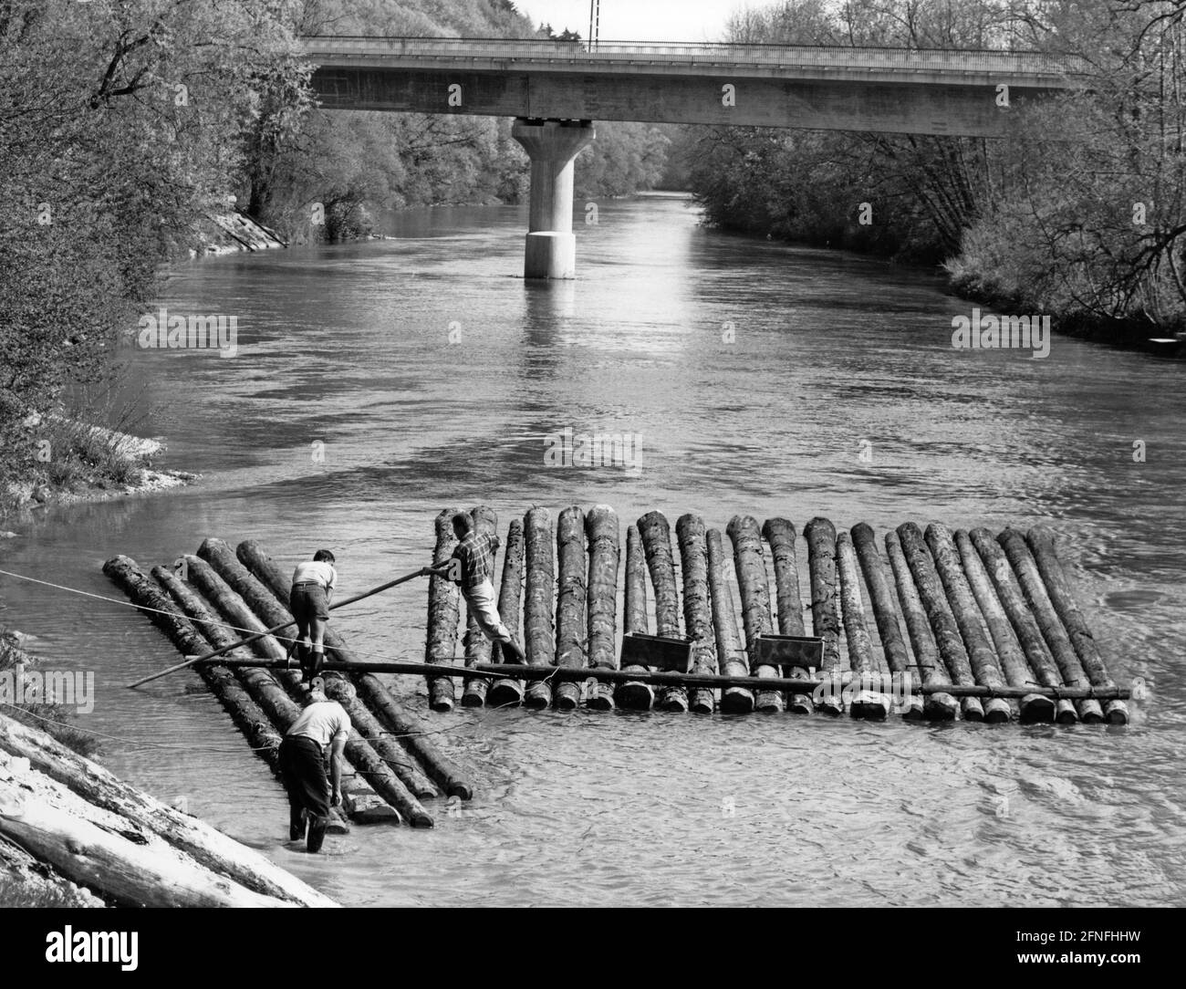 Tre uomini costruiscono una zattera sull'Isar da tronchi di abete rosso. [traduzione automatizzata] Foto Stock