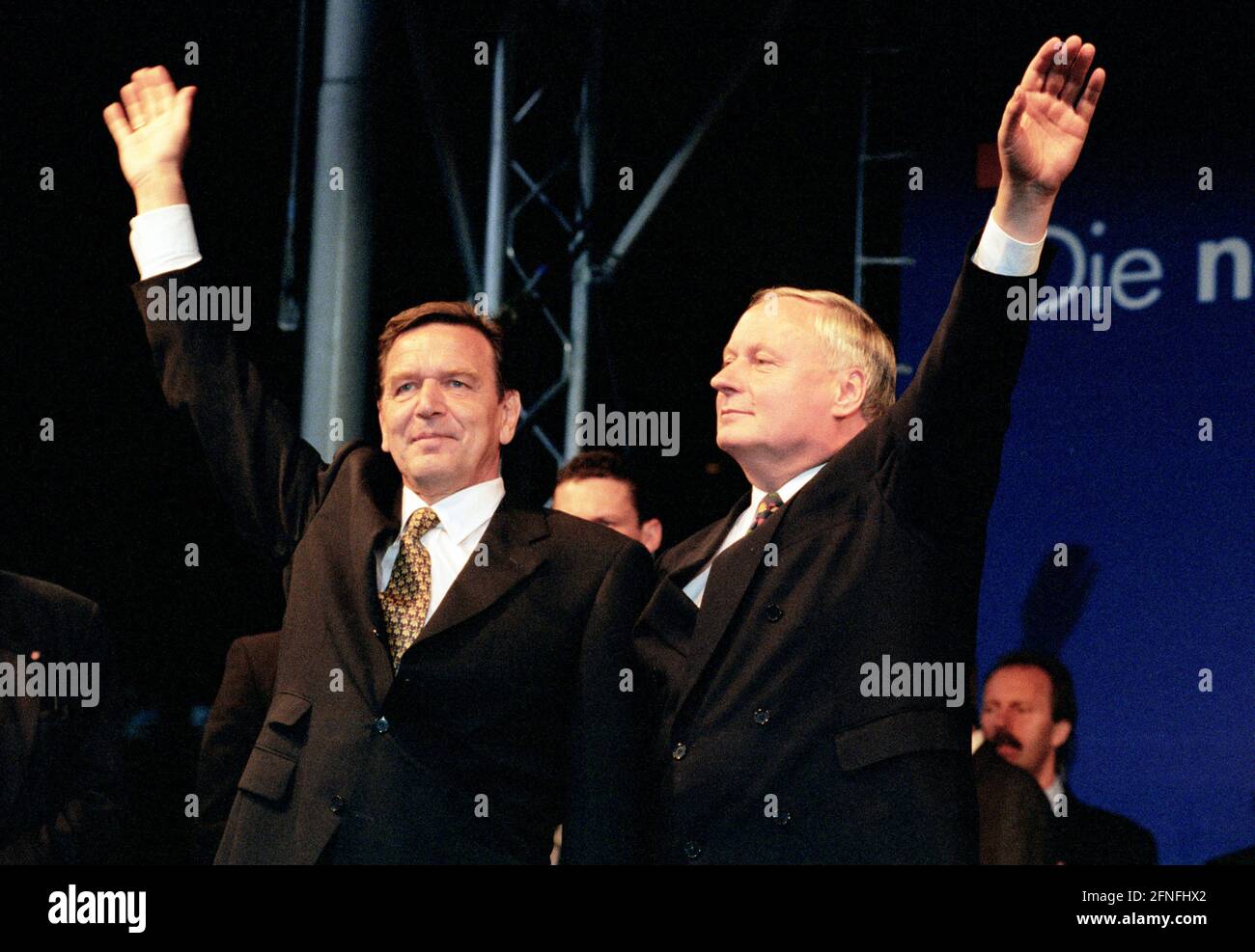 Elezioni del Bundestag del 27.09.1998 : Gerhard SCHROEDER e Oskar LAFONTAINE , entrambi SPD , gioiscono per la vittoria elettorale [traduzione automatizzata] Foto Stock