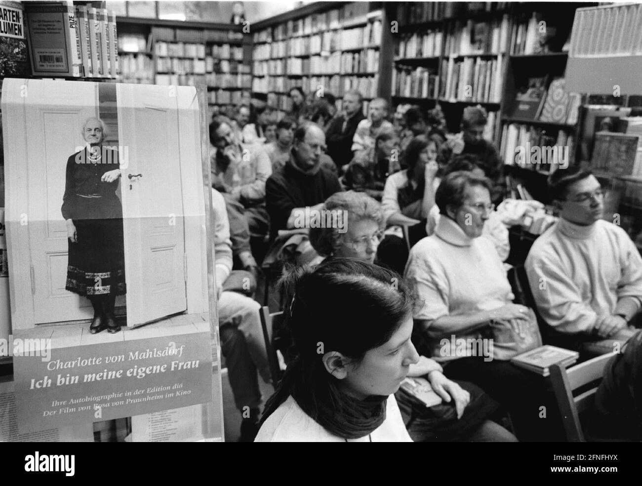 "Charlotte von Mahlsdorf legge nella libreria "'Starick'" dal suo nuovo libro ''AB durch die Mitte', DEU, Berlin-Mitte, 11.10.1994, [traduzione automatizzata]" Foto Stock