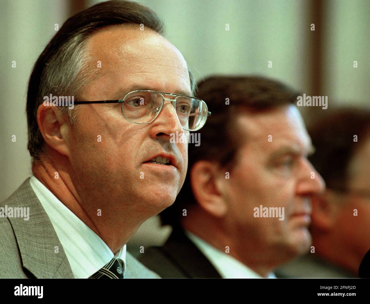 Hans EICHEL , SPD , Ministro federale delle finanze e Cancelliere Gerhard SCHROEDER , SPD , alla conferenza stampa sul bilancio federale 2000 del 23.06.1999 [traduzione automatizzata] Foto Stock