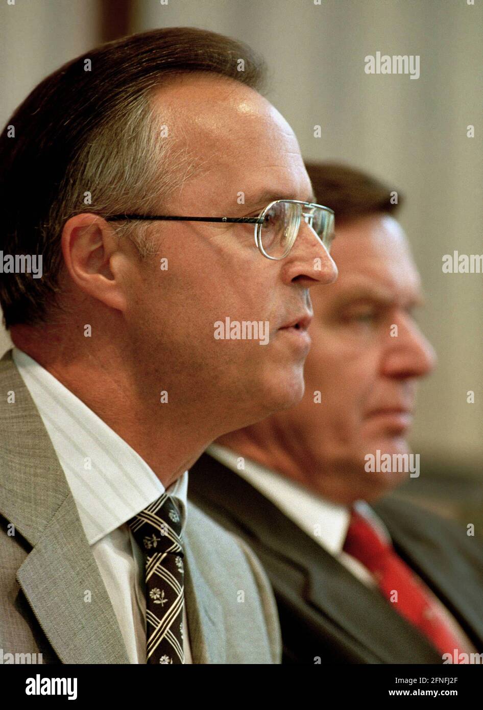 Hans EICHEL , SPD , Ministro federale delle finanze e Cancelliere Gerhard SCHROEDER , SPD , alla conferenza stampa sul bilancio federale 2000 del 23.06.1999 [traduzione automatizzata] Foto Stock