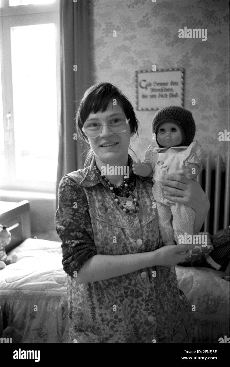 "Casa di cura per le donne disabili "'Annagarten" a Oranienburg, DEU, Oranienburg, donna con bambola nella sua stanza, 25.03.1994, [traduzione automatizzata]" Foto Stock