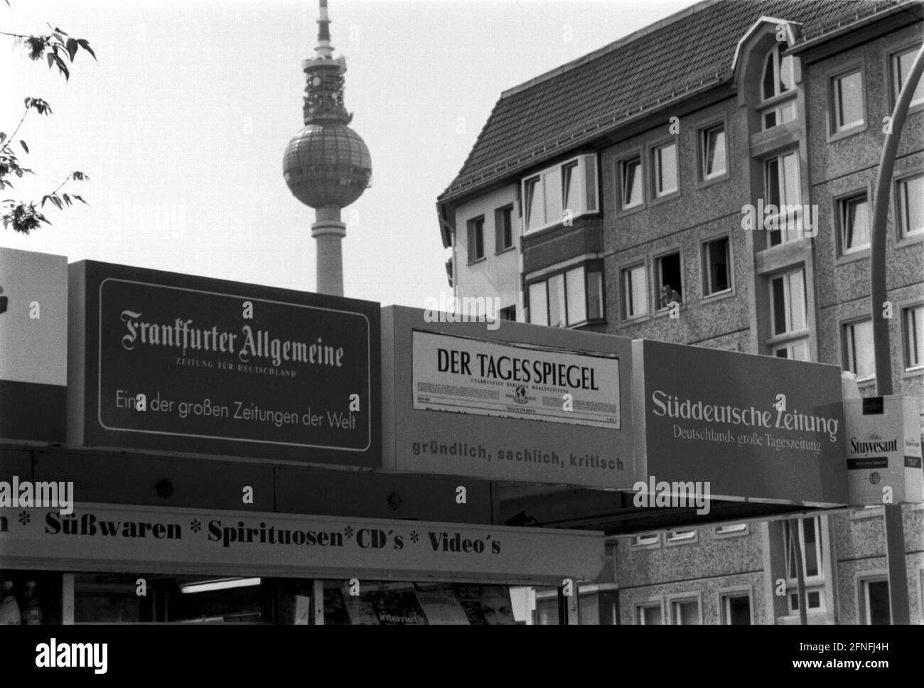 Media Landscape Berlino, edicola presso la stazione della metropolitana Rosa-Luxemburg-Platz, vista sulla torre della televisione, DEU, Berlin-Mitte, 13.08.1999, . [traduzione automatizzata] Foto Stock