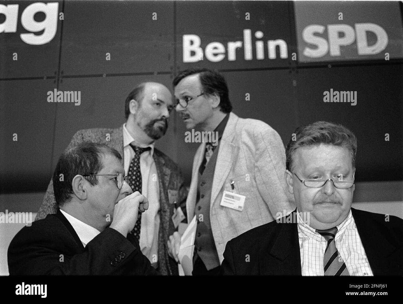 SPD partito congresso, presso la CPI, dibattito sulla distribuzione di posti senatoriali nella nuova Grande Coalizione di CDU e SPD, compagni, sinistra: Sindaco Prenzlauer Berg Reinhard Kraetzer, destra: Bernd Schimmler Vice Presidente Wedding, indietro a sinistra: Joerg Stroedter / MDA Reinickendorf, indietro a destra: Dr. Hermann Borghorst, DEU, Berlin-Charlottenburg, 06.12.1999, [traduzione automatizzata] Foto Stock