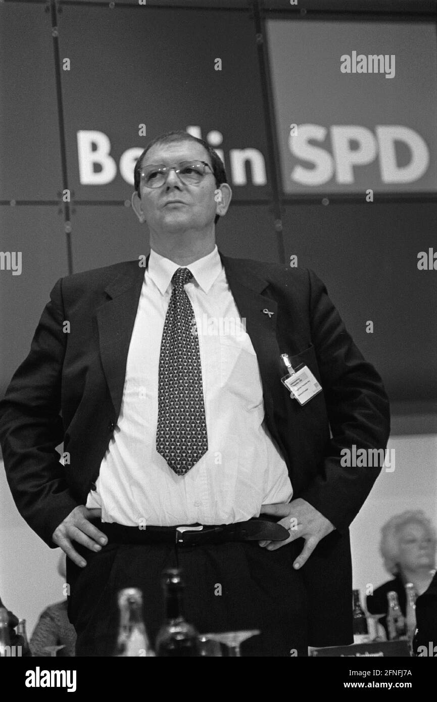 SPD Party Congress, presso la Corte penale internazionale, dibattito sulla distribuzione dei posti senatoriali nella nuova Grande coalizione di CDU e SPD, sindaco di distretto Prenzlauer Berg Reinhard Kraetzer, DEU, Berlino-Charlottenburg, 06.12.1999, [traduzione automatizzata] Foto Stock